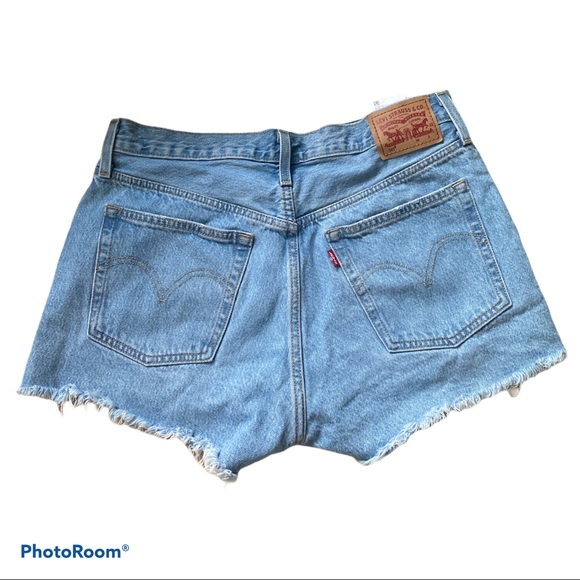 LEVI’S 501 LIGHT WASH SHORTS! - Picture 2 of 3